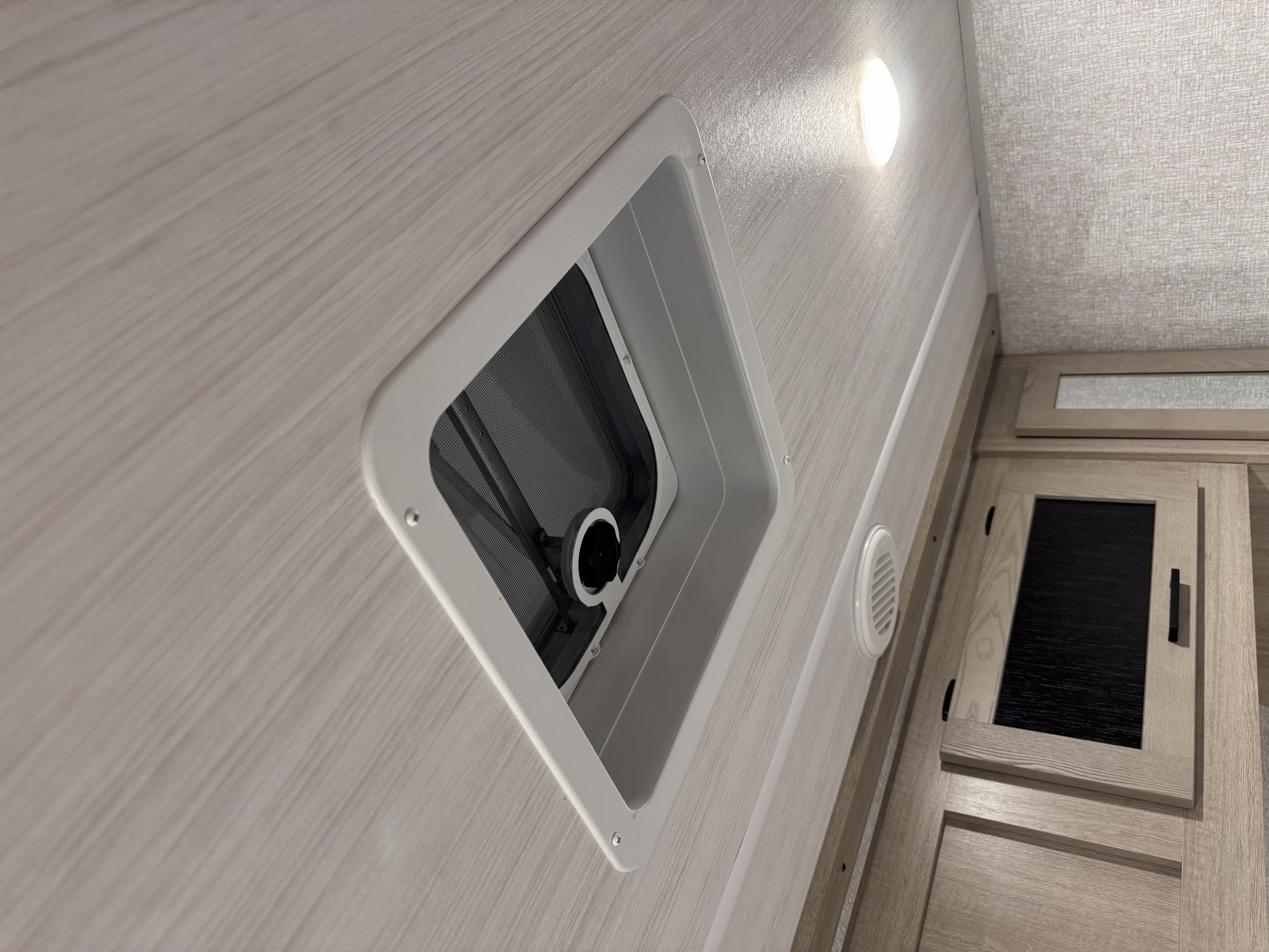 Dachluken-Innenrahmen 355 × 355 mm (14" × 14") – 152 mm Tiefe, mit Rundungen, Weiß